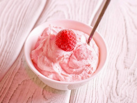Цветна розова глазура за десерти с пудра захар и масло - снимка на рецептата